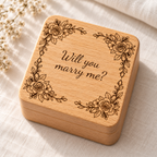 Caja de anillos cuadrada de haya, grabada con láser, con el texto «Will you marry me?».