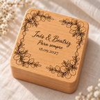 Caja de anillos cuadrada de haya, grabada con láser, con el texto «Inês & Beatriz · Para sempre» y la fecha 18.09.2027.