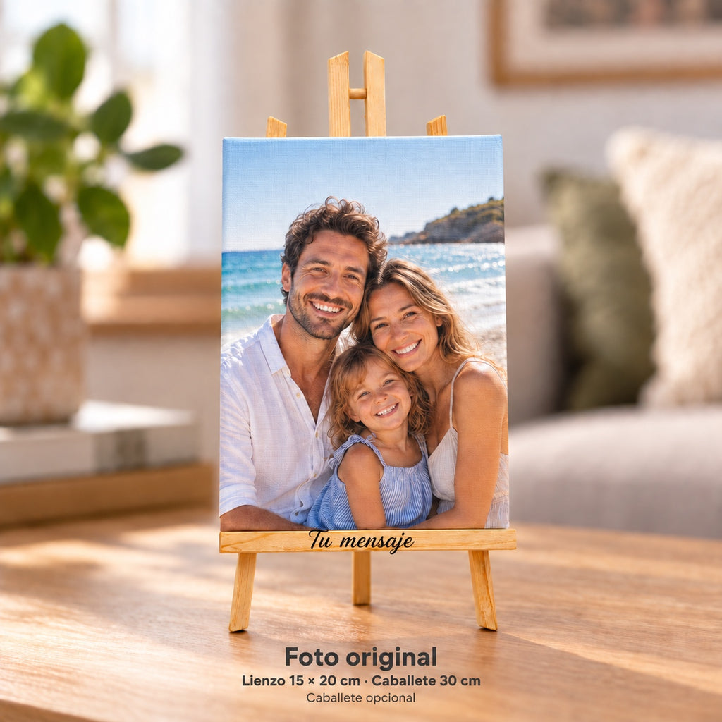 Fotografia de família impressa em tela de 15 × 20 cm sobre um cavalete de 30 cm com uma mensagem gravada na travessa