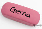 Estuche rígido rosa para gafas con nombre Gema grabado en color negro.