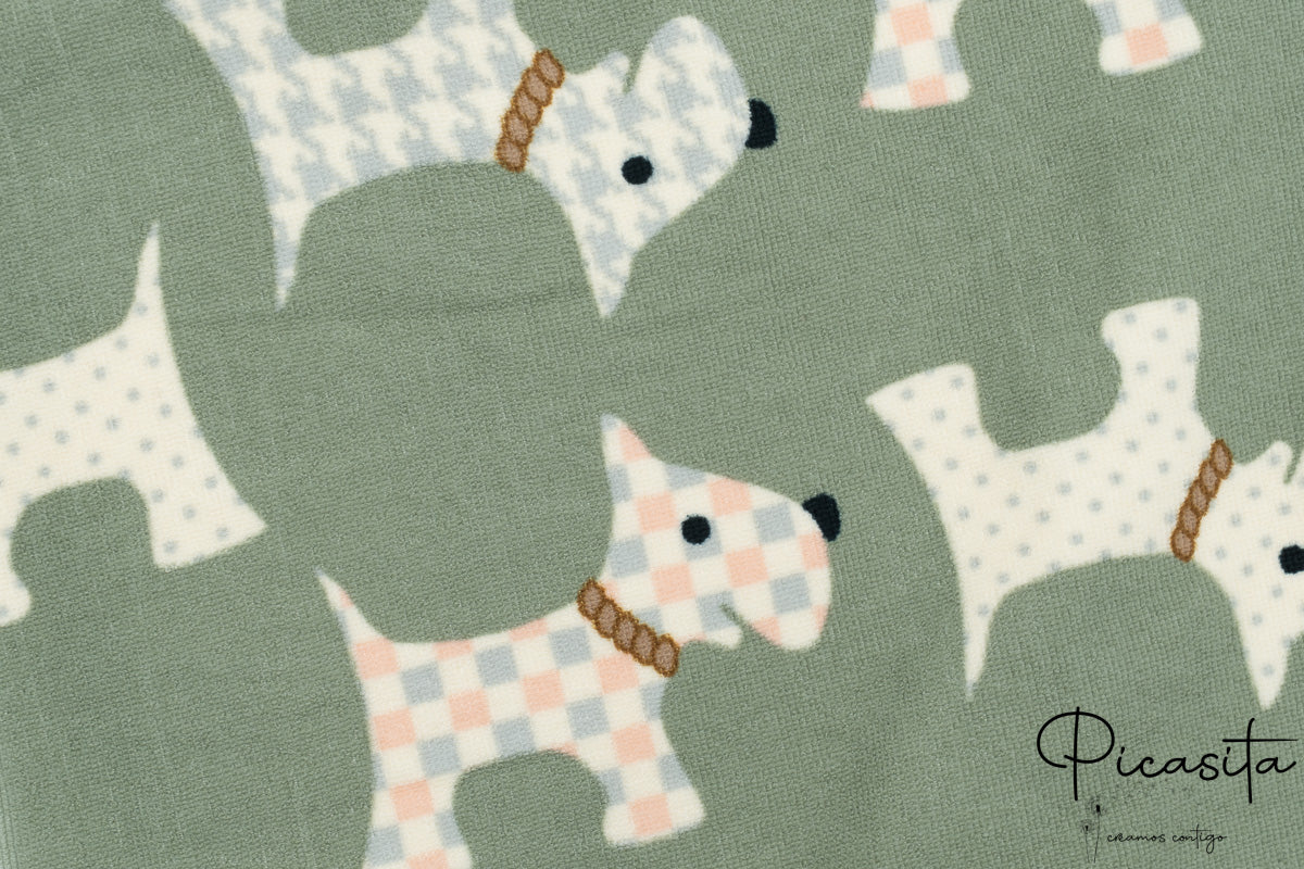 Primer plano de toalla verde oliva con estampado de perritos en tonos pastel.