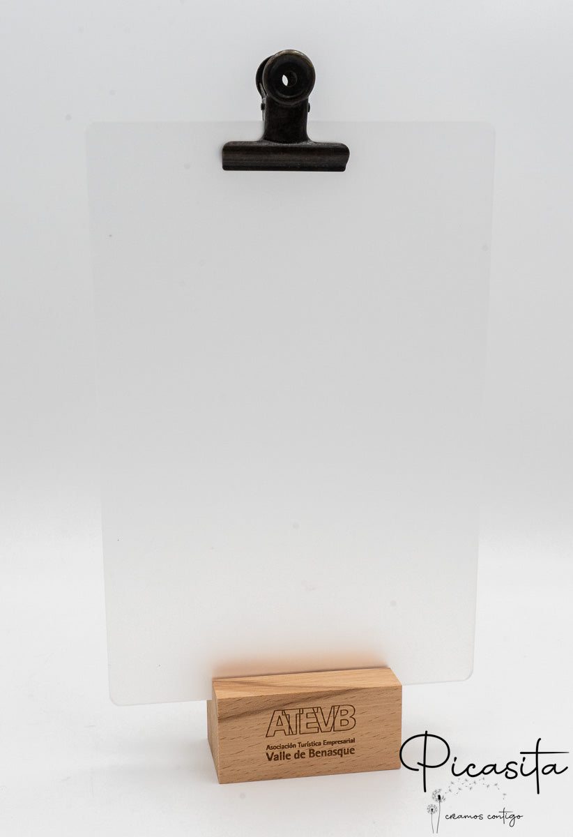 Suporte de mesa com base de madeira de faia, placas de acrílico transparente e mola metálica escura.