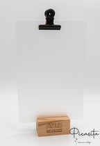 Suporte de mesa com base de madeira de faia, placas de acrílico transparente e mola metálica escura.
