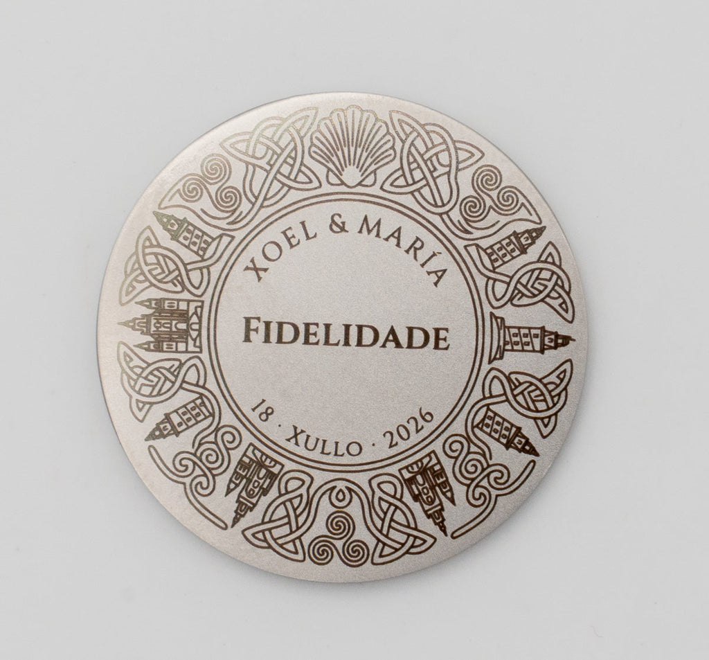 Moedas de casamento galegas com a Torre de Hércules, conchas de vieira e nós celtas tradicionais.