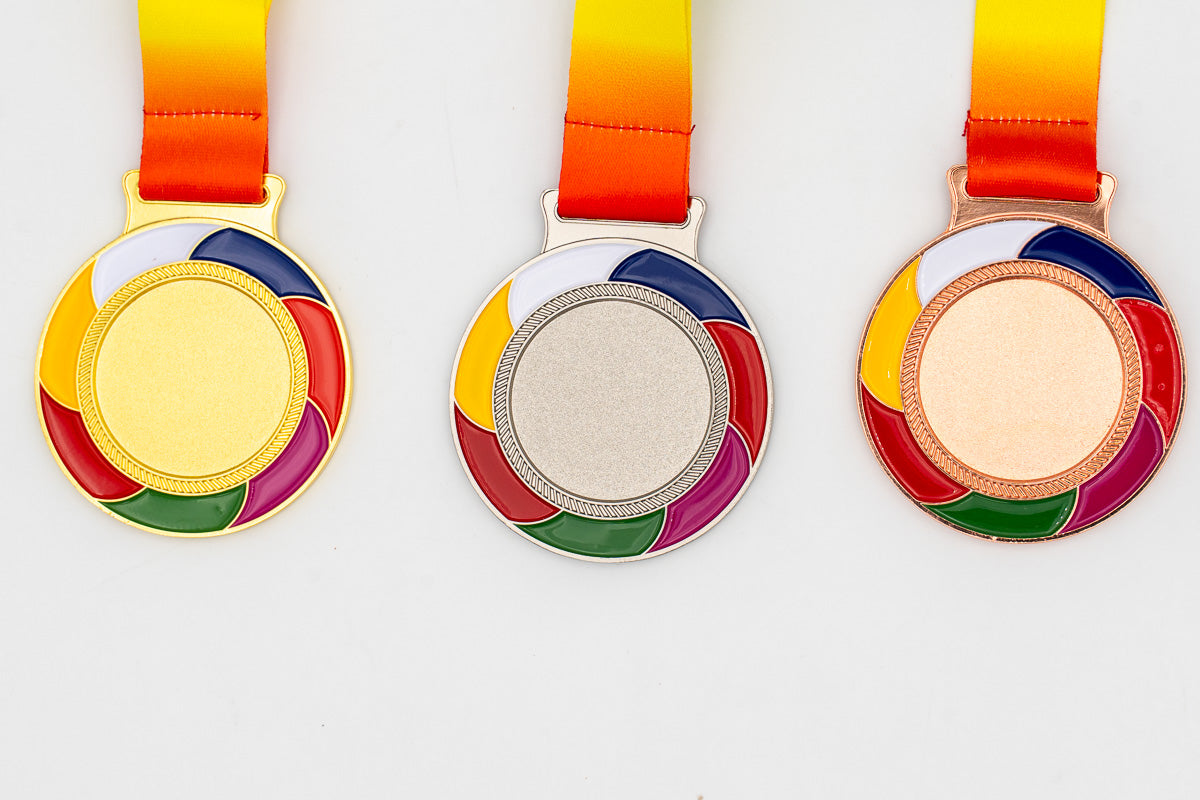 Medalhas com pás curvas multicoloridas e fita vermelha e amarela.
