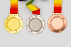 Medalhas com pás curvas sem cor à volta da zona central.