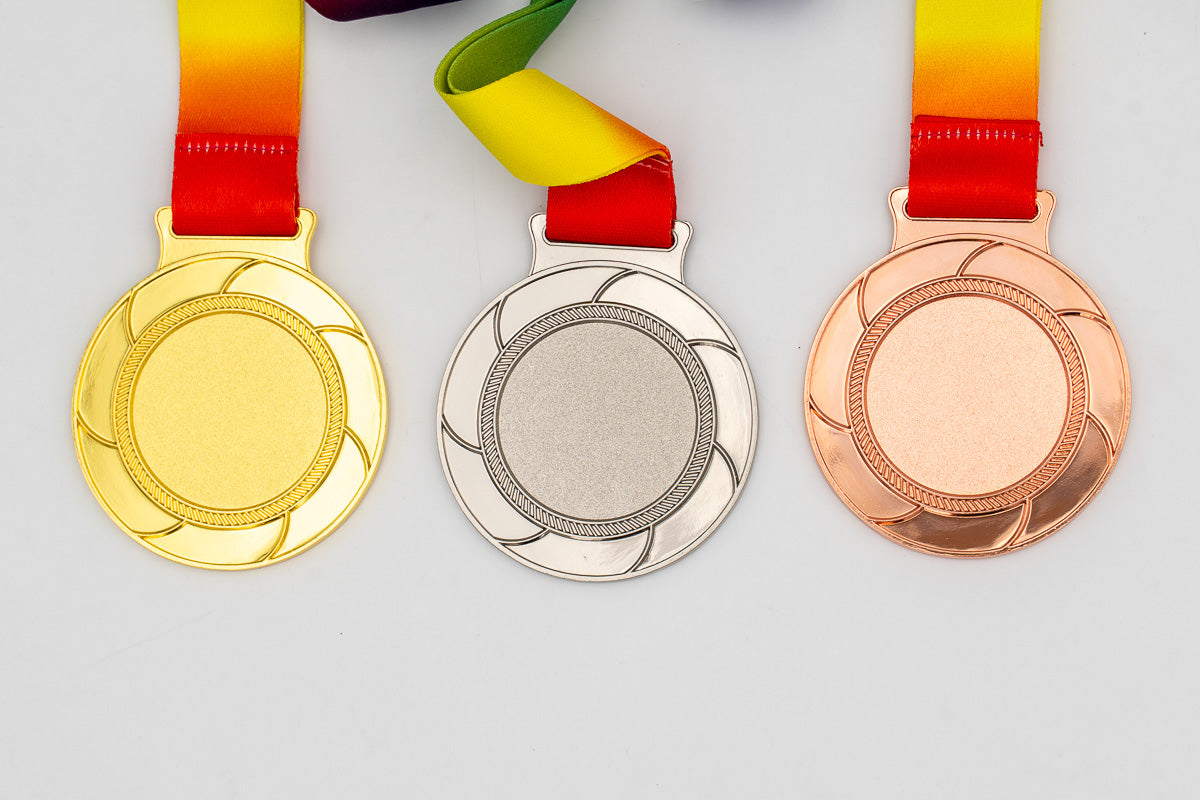 Medalhas com pás curvas sem cor à volta da zona central.