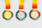 Medalhas com aros multicoloridos segmentados à volta do centro, modelo 1.