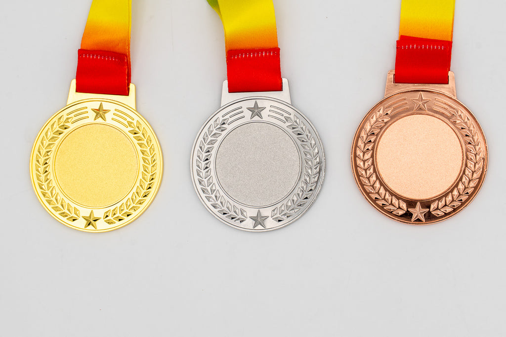 Medalhas com louro e estrelas à volta do centro.