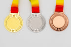 Medalhas com louro e estrelas à volta do centro.