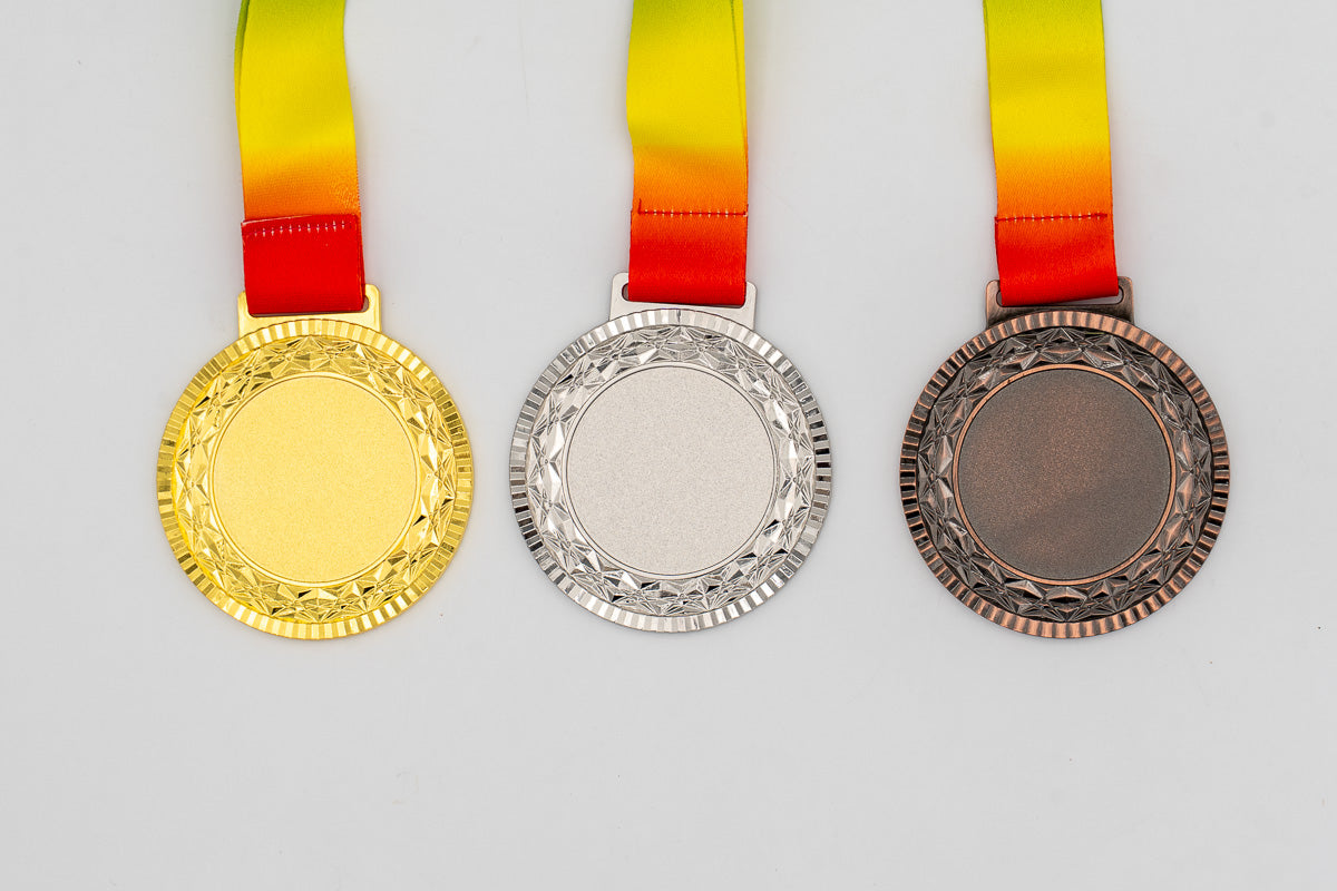 Medalhas com rebordo facetado e centro plano, modelo 2.