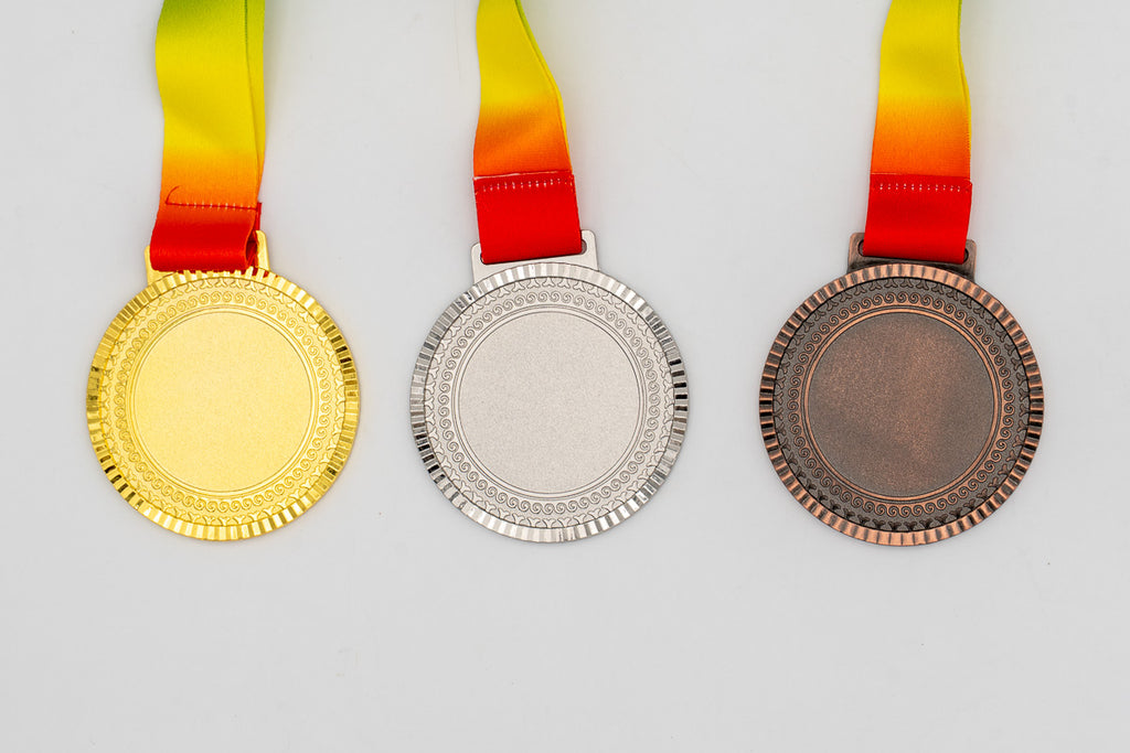 Medalhas com pequenos motivos em relevo no rebordo e centro plano.