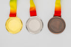 Medalhas com pequenos motivos em relevo no rebordo e centro plano.