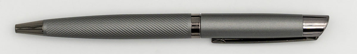 Caneta de metal cinzenta com parte superior lisa e corpo de linhas diagonais.