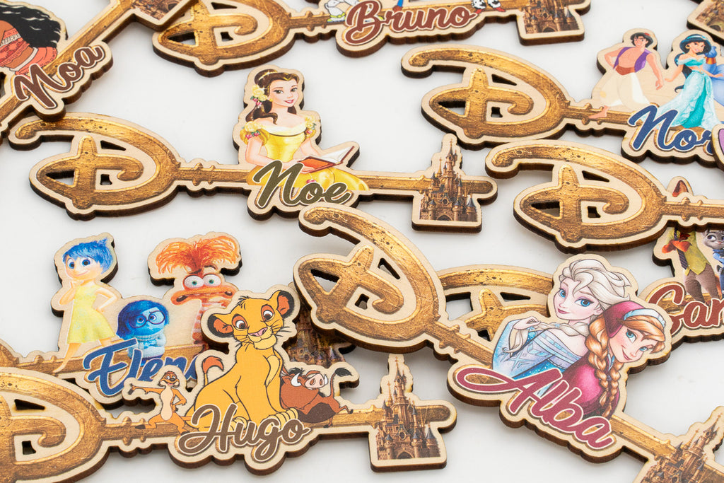 Pormenor de chaves Disney com nomes integrados e personagens a cores