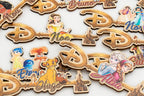 Pormenor de chaves Disney com nomes integrados e personagens a cores
