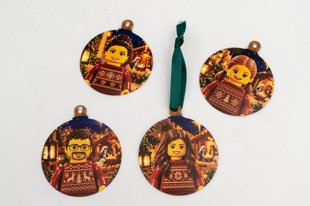Quatro enfeites planos com personagens em estilo blocos de brinquedo e cenas de presépio.