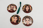 Quatro enfeites transparentes com retratos em estilo manga e decoração natalícia.
