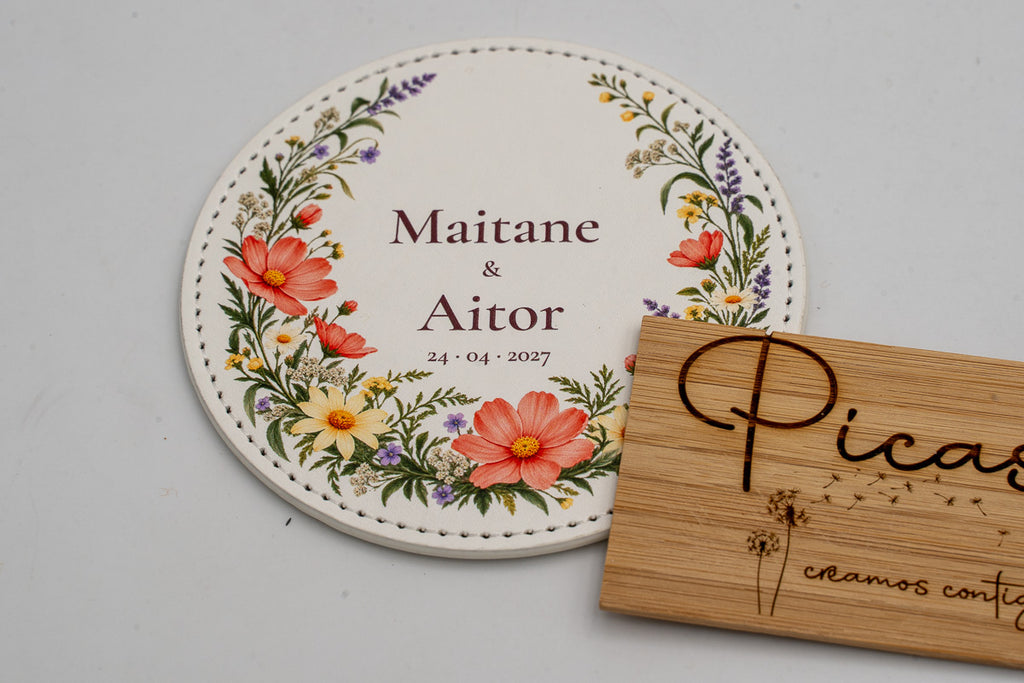 Base para copos redonda branca com flores coloridas, Maitane e Aitor.
