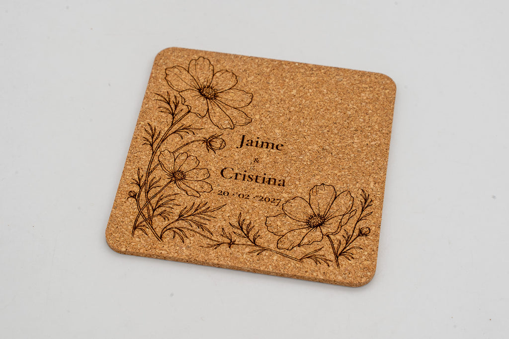 Base para copos quadrada de cortiça com flores gravadas, Jaime e Cristina.