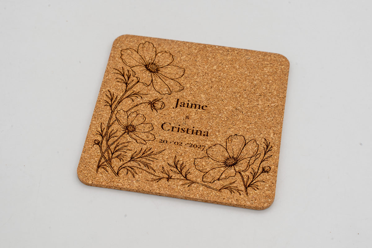Base para copos quadrada de cortiça com flores gravadas, Jaime e Cristina.