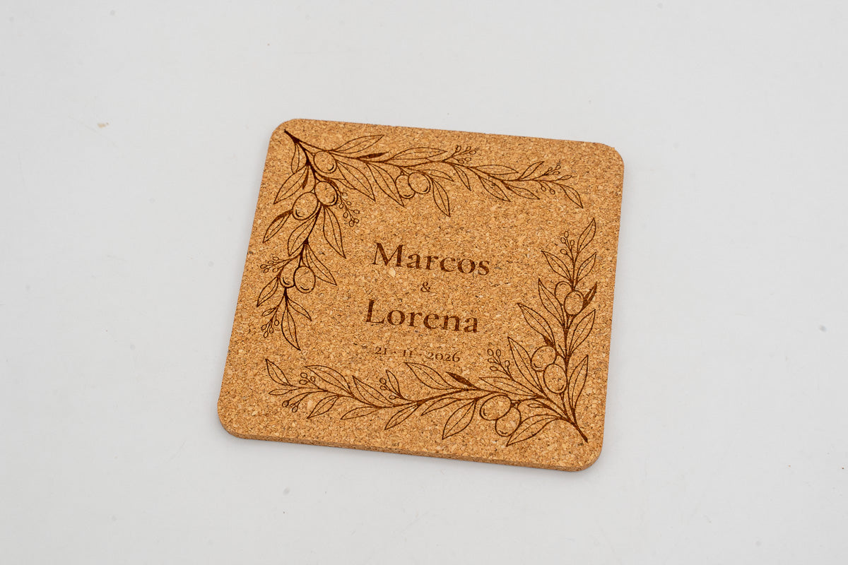 Base para copos quadrada de cortiça com moldura de folhas, Marcos e Lorena.