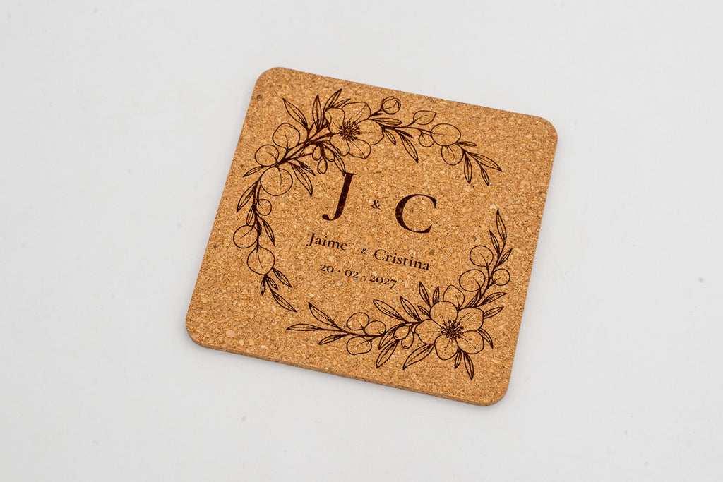 Base para copos quadrada de cortiça com coroa floral e iniciais J e C.