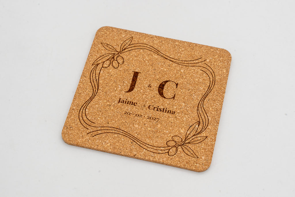 Base para copos quadrada de cortiça com moldura decorativa e iniciais J e C.