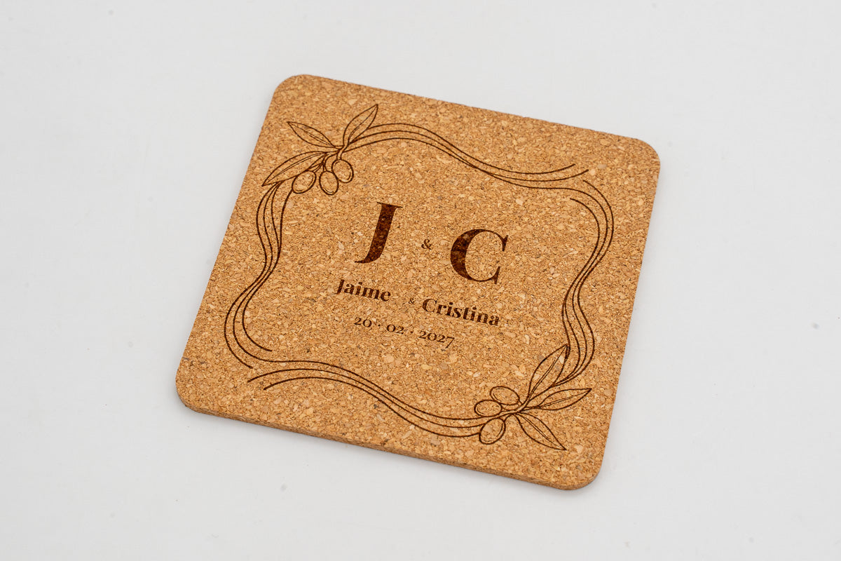 Base para copos quadrada de cortiça com moldura decorativa e iniciais J e C.