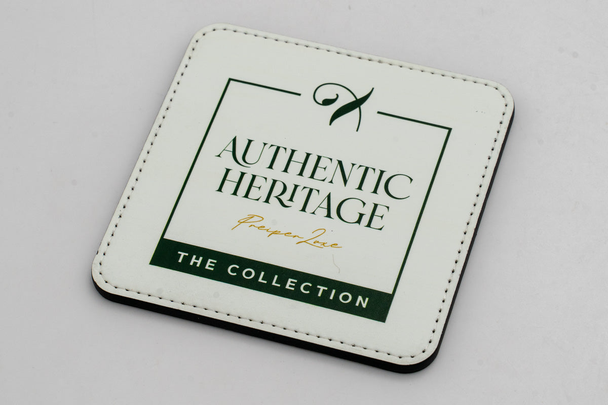 Base para copos quadrada branca com logótipo Authentic Heritage verde.