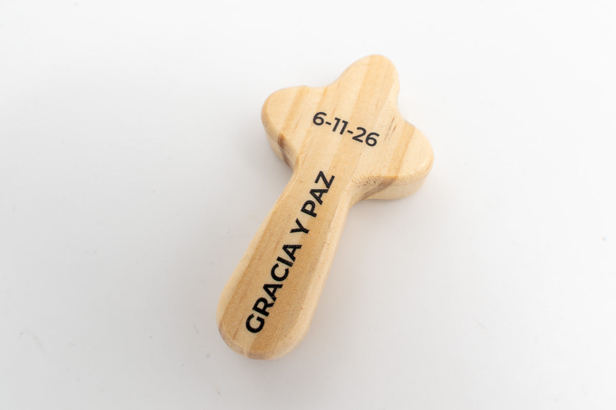 Verso da Cruz de bolso personalizado com data e a frase espanhola Gracia y paz