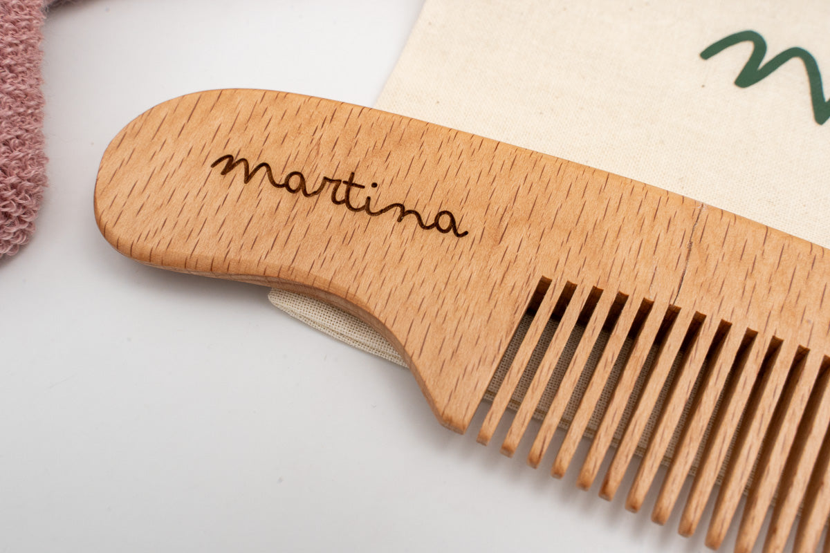 Peine plano de madera de haya con un nombre grabado a láser