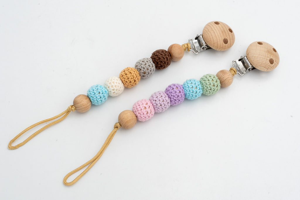 Prende-chupetas com contas revestidas a crochet nas combinações pastel e tons terra