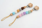 Prende-chupetas com contas revestidas a crochet nas combinações pastel e tons terra