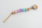 Prende-chupetas com contas revestidas a crochet em tons pastel e clipe de madeira