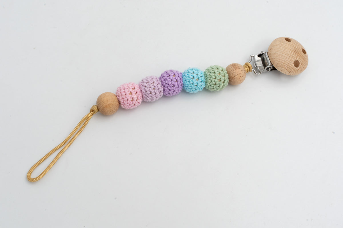 Prende-chupetas com contas revestidas a crochet em tons pastel e clipe de madeira