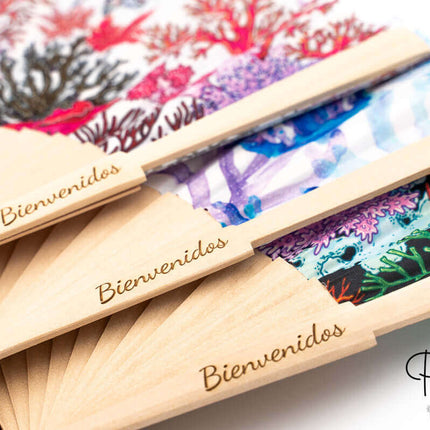 abanicos_de_madera_y_tela_estampados_coral