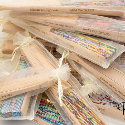 abanicos_de_madera_y_tela_estampados_de_corazones