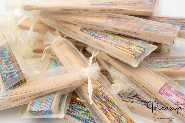 abanicos_de_madera_y_tela_estampados_de_corazones