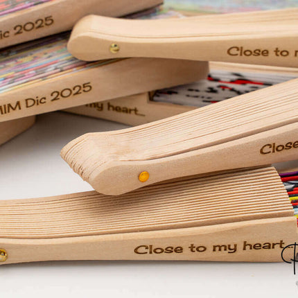 abanicos_de_madera_y_tela_estampados_de_corazones