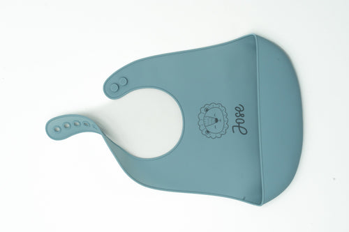 Babete de silicone verde escuro com nome e desenho de cara animal.