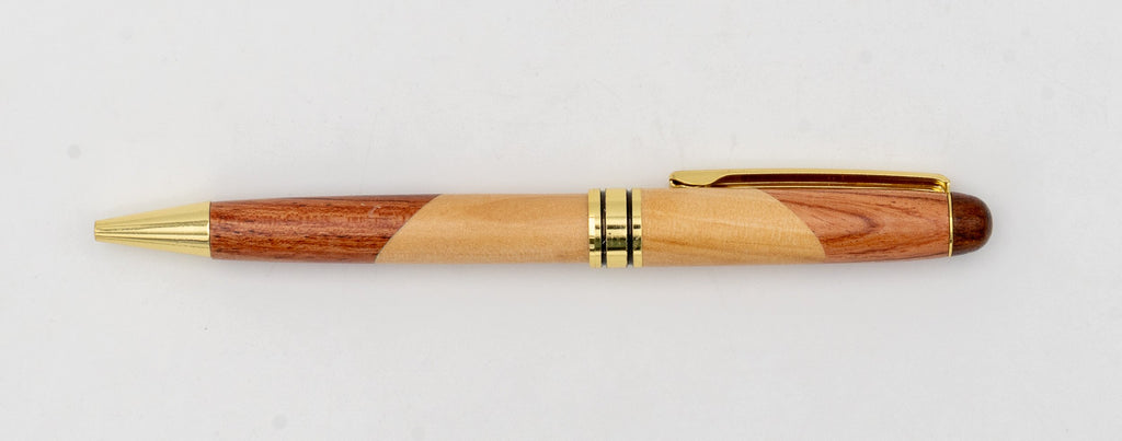 Caneta de madeira bicolor com uniões diagonais e detalhes dourados.