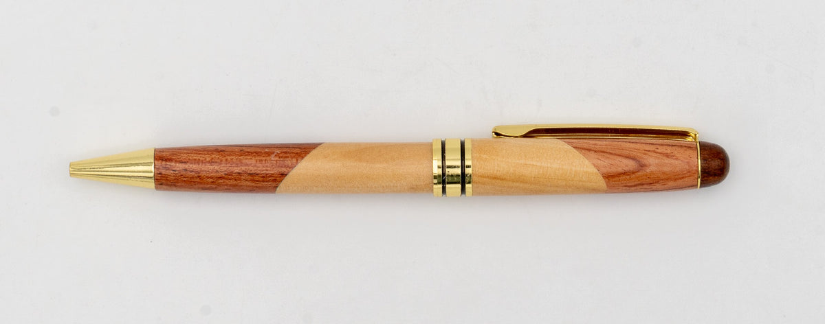 Caneta de madeira bicolor com uniões diagonais e detalhes dourados.