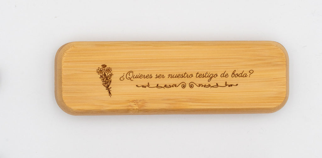 Exemplo de estojo de bambu com pergunta gravada para uma testemunha de casamento e flores.