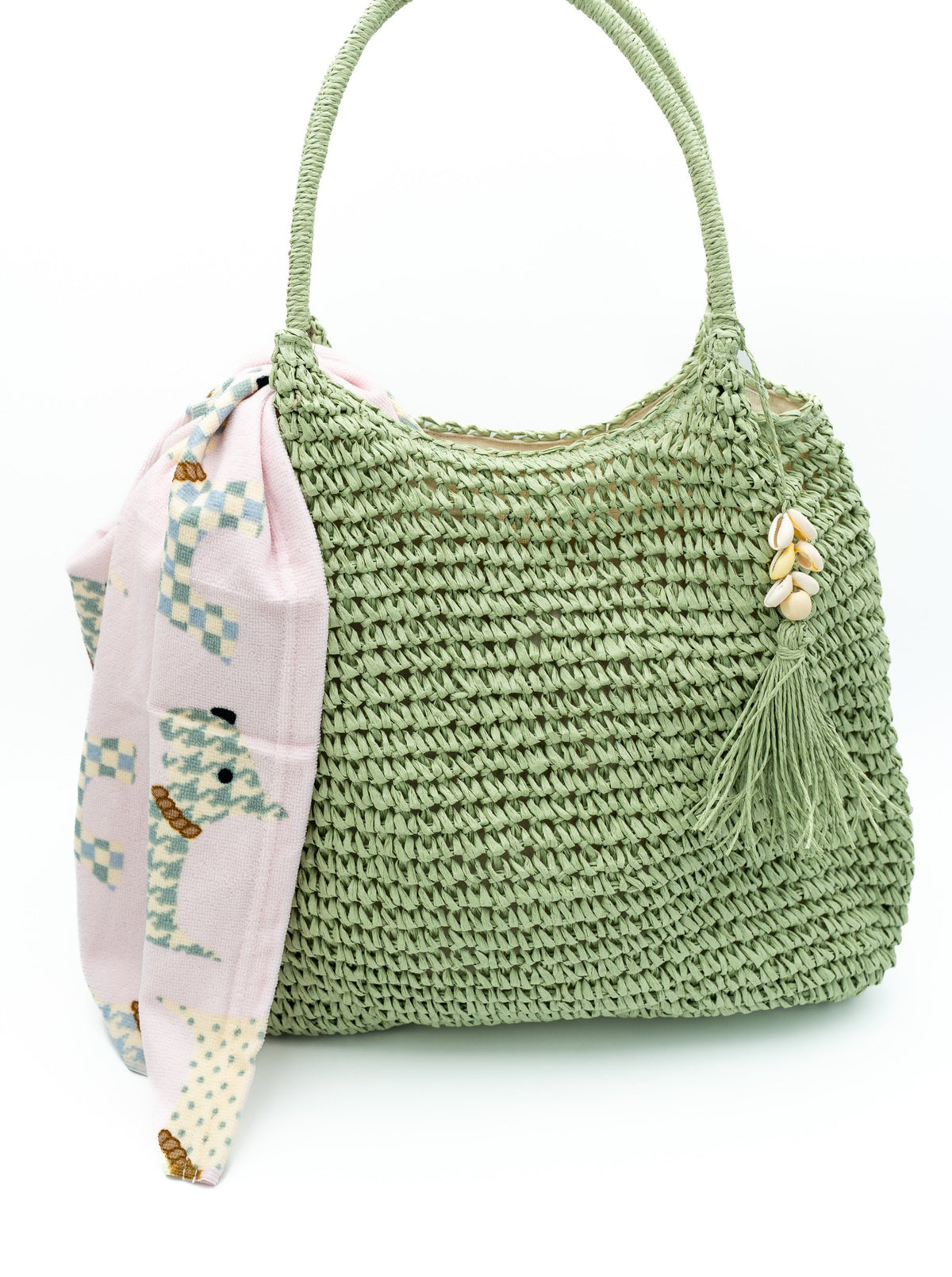 Mala hobo verde-azeitona entrançada com borla de conchas marinhas e lenço geométrico cor-de-rosa.