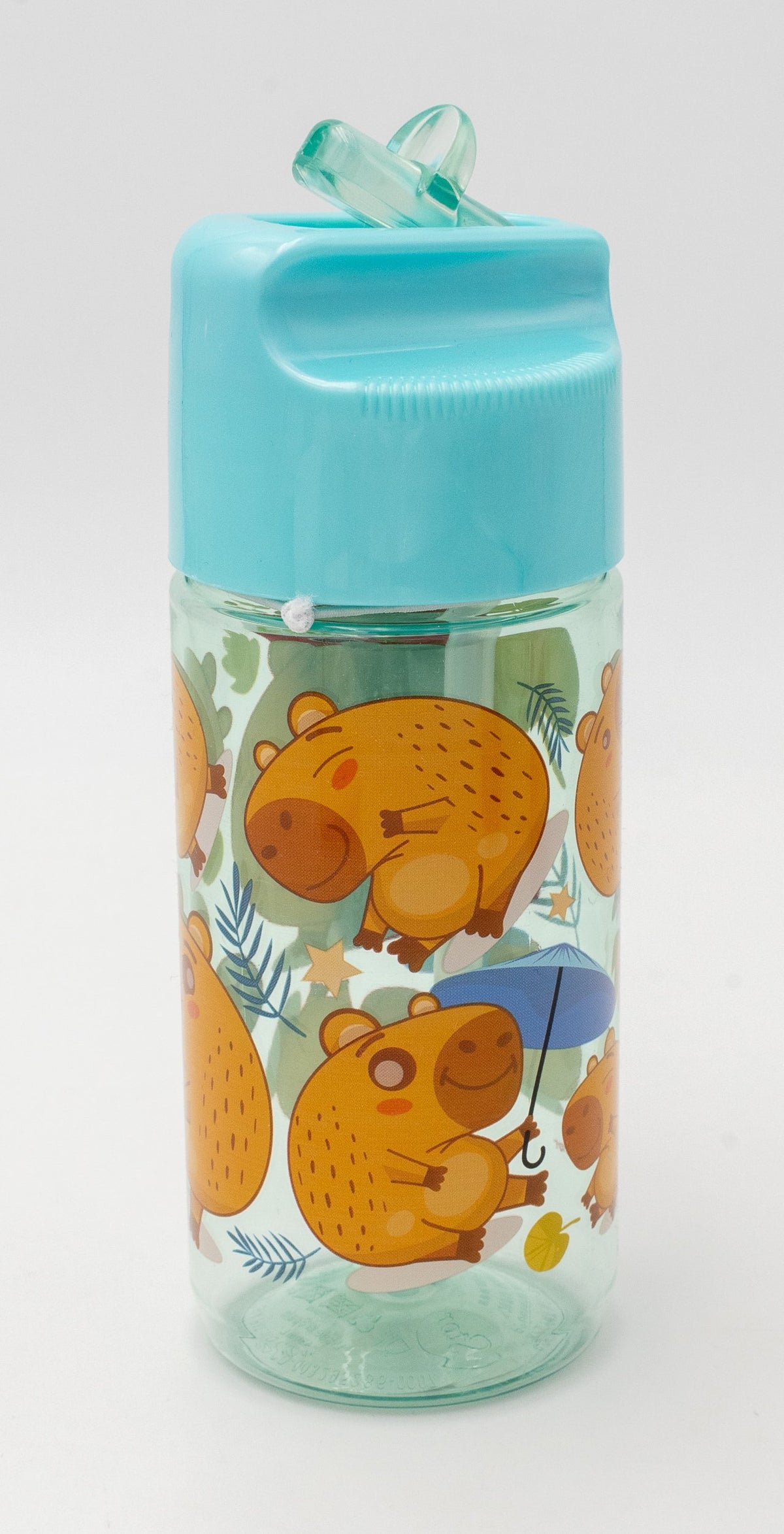 Garrafa transparente de polipropileno com desenhos de capivaras e tampa azul com bico rebatível.