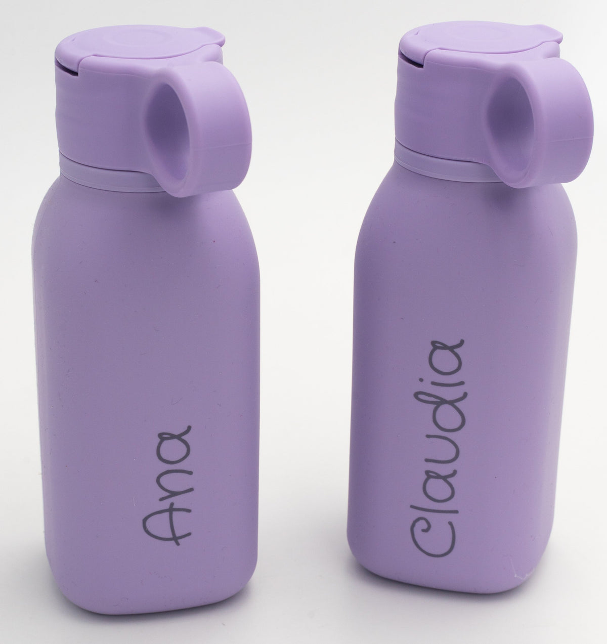 Duas garrafas lilás personalizadas com nomes diferentes