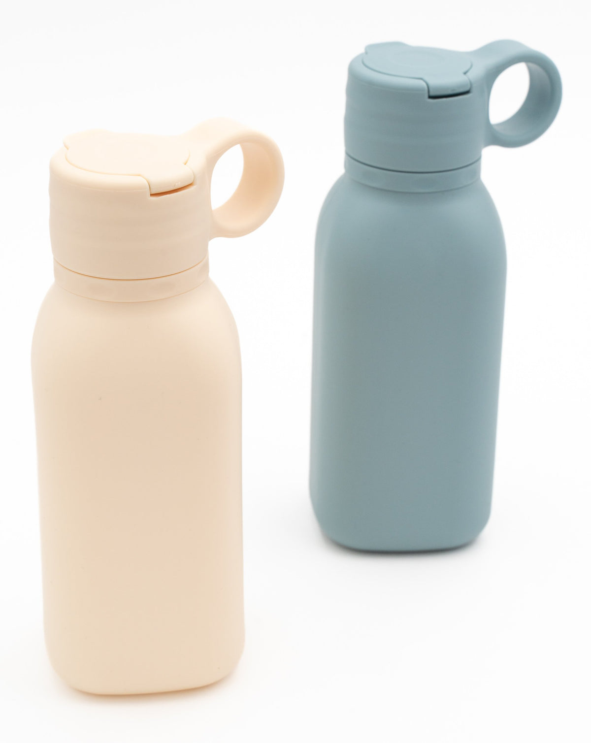 Duas garrafas creme e azul-cinzento com tampas fechadas