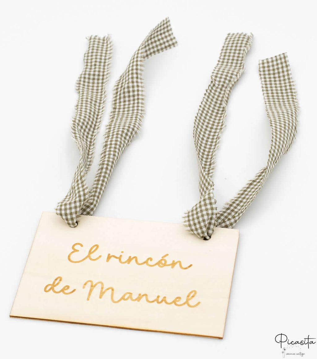 Placa de madera personalizada Manuel con cintas de cuadros vichy verdes en perspectiva.