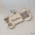 Chapa de acero inoxidable en forma de hueso con grabado de perro Simba y código QR funcional.